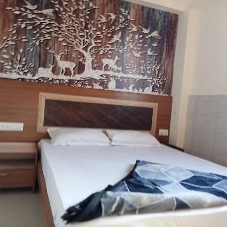 Hotel Shree Krishna Ahmedabad Bagian luar foto