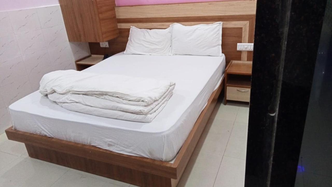 Hotel Shree Krishna Ahmedabad Bagian luar foto