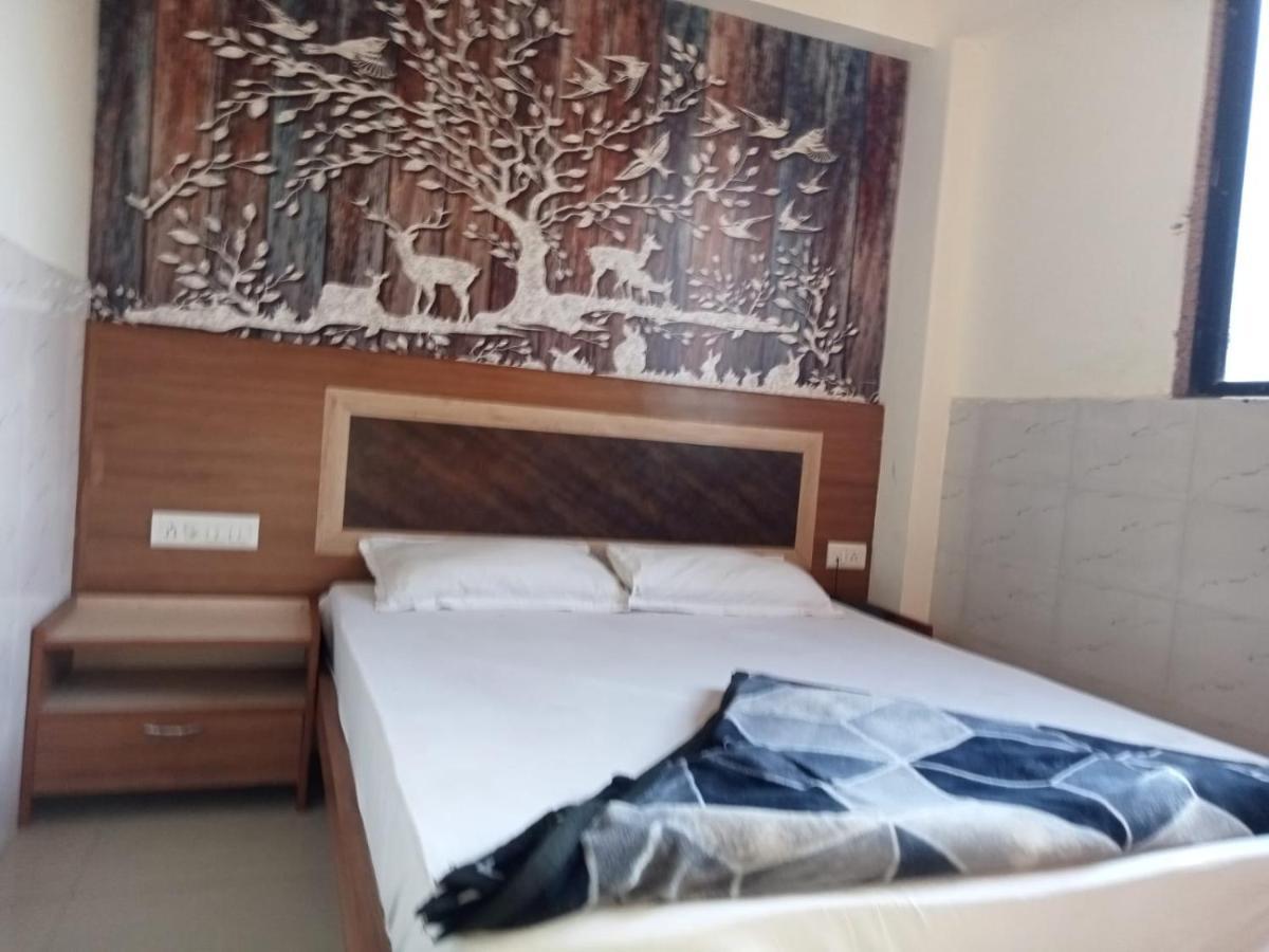 Hotel Shree Krishna Ahmedabad Bagian luar foto