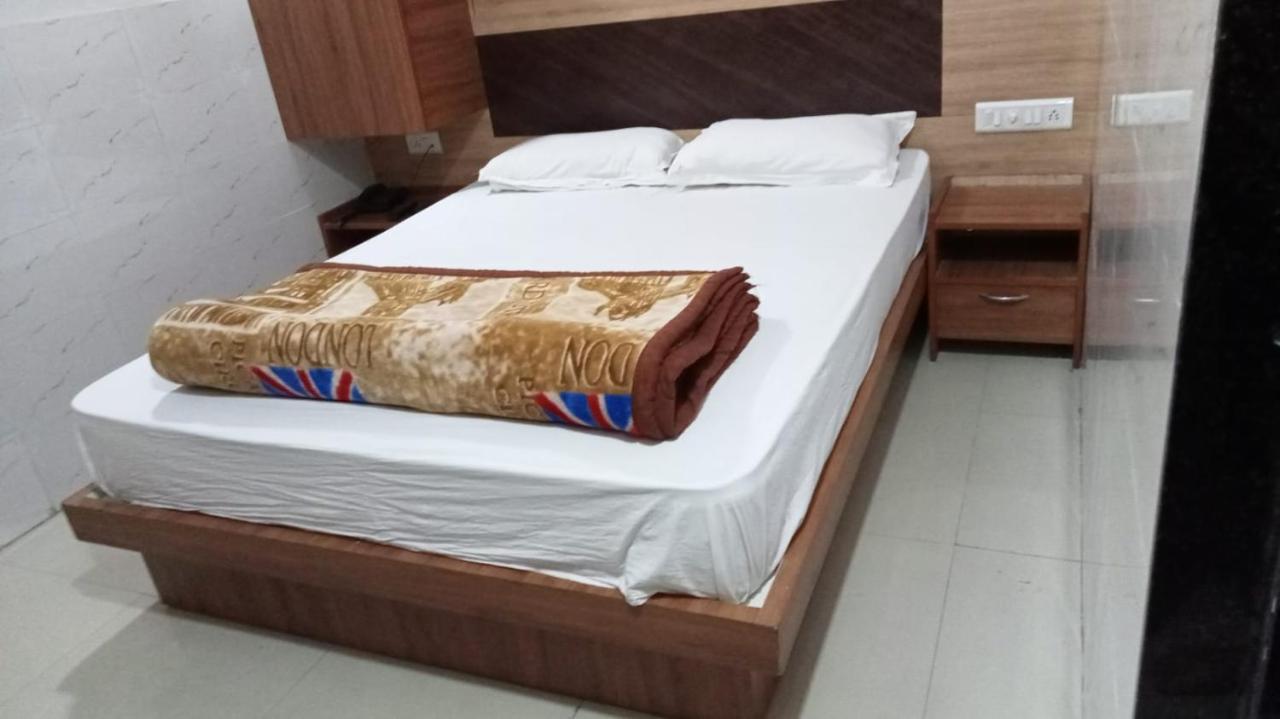 Hotel Shree Krishna Ahmedabad Bagian luar foto