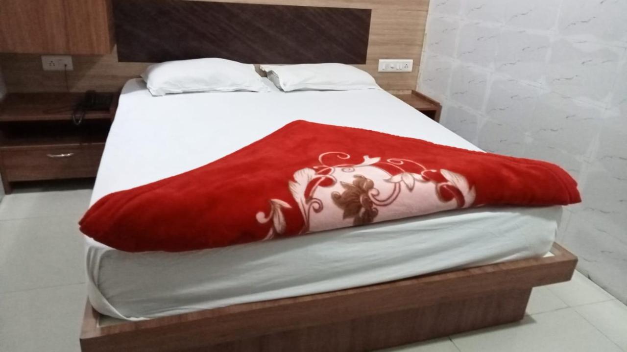 Hotel Shree Krishna Ahmedabad Bagian luar foto