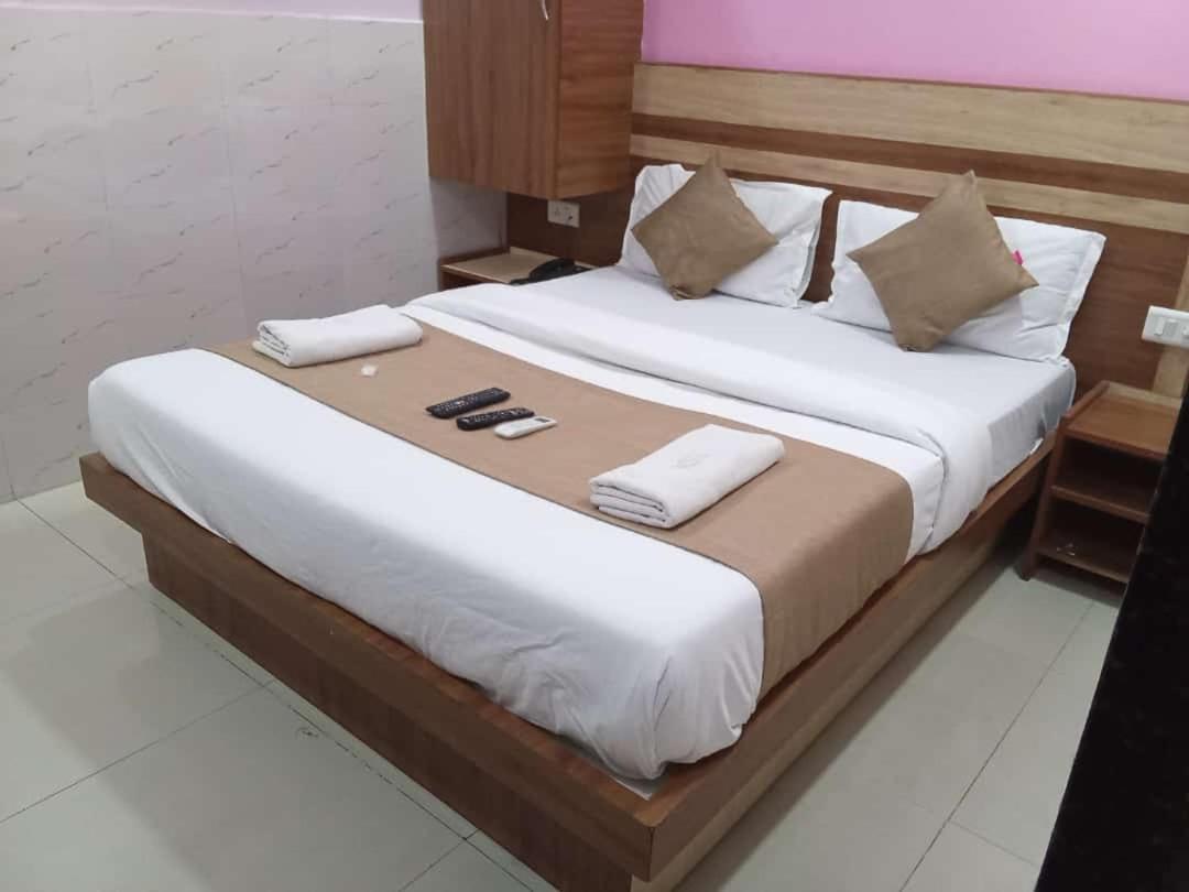 Hotel Shree Krishna Ahmedabad Bagian luar foto