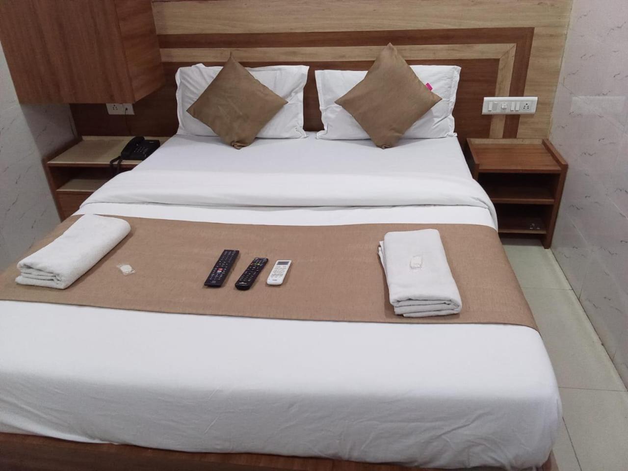 Hotel Shree Krishna Ahmedabad Bagian luar foto